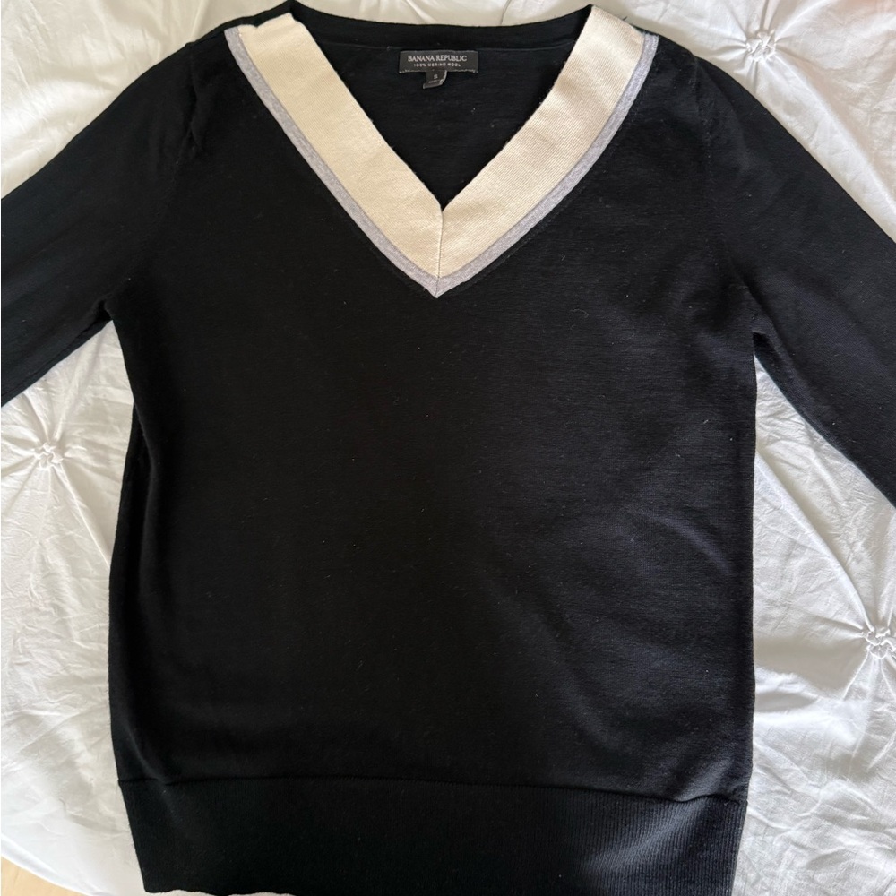 Banana Republic V-Neck Sweater in Black and Cream